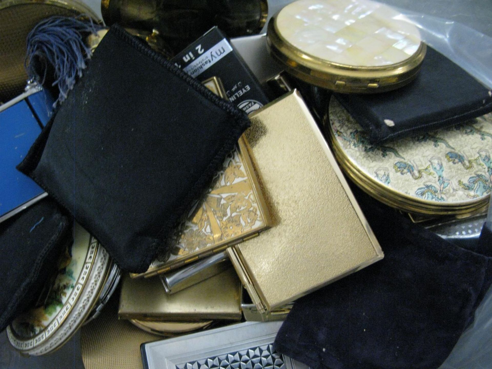 A large selection of compacts. - Bild 2 aus 2