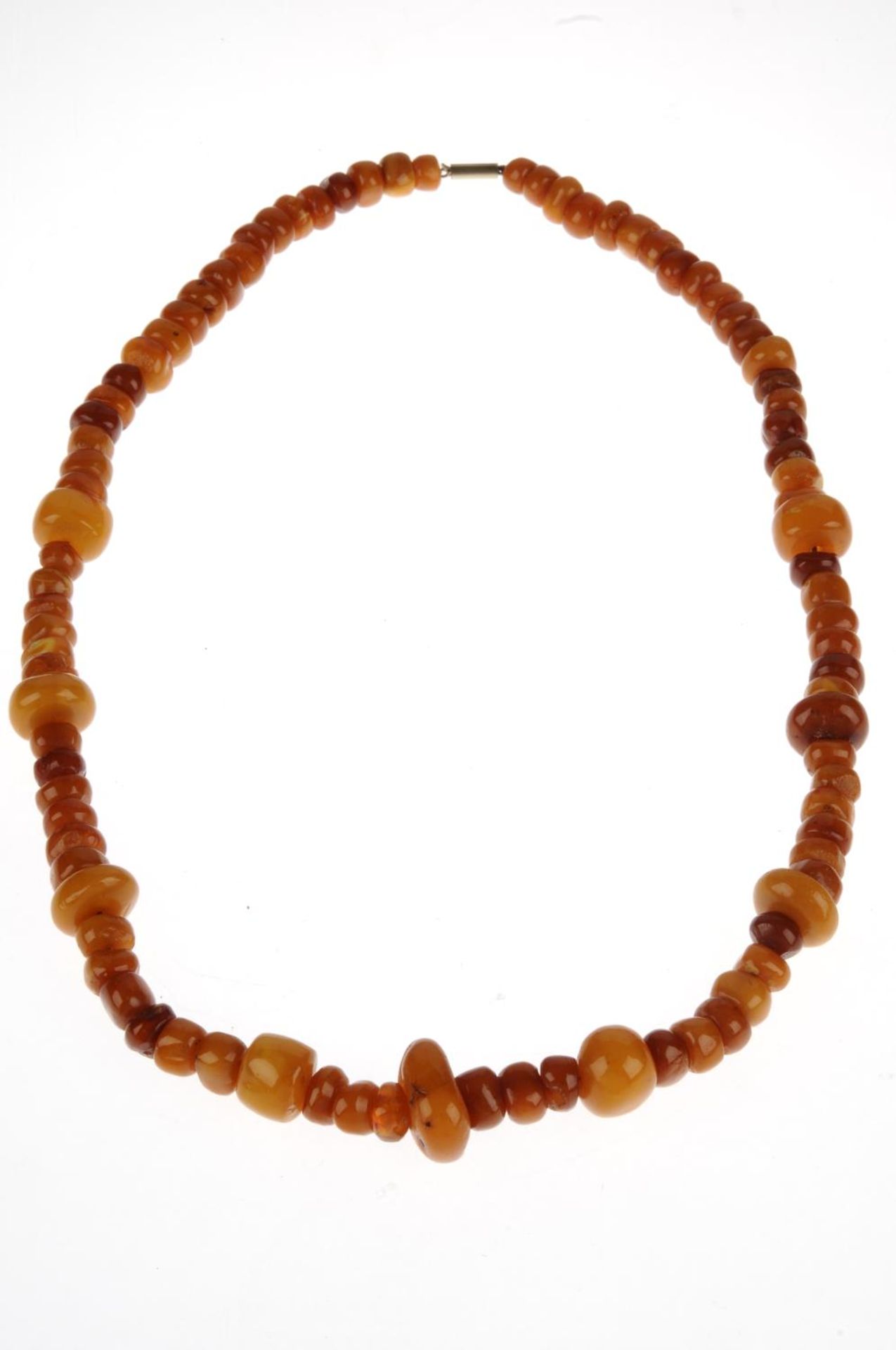 A natural Baltic amber necklace.Beads measuring 1 to 2.4cms. - Bild 2 aus 2