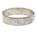 An engraved hinge bangle.Stamped silver.Inner diameter 6.3cm.