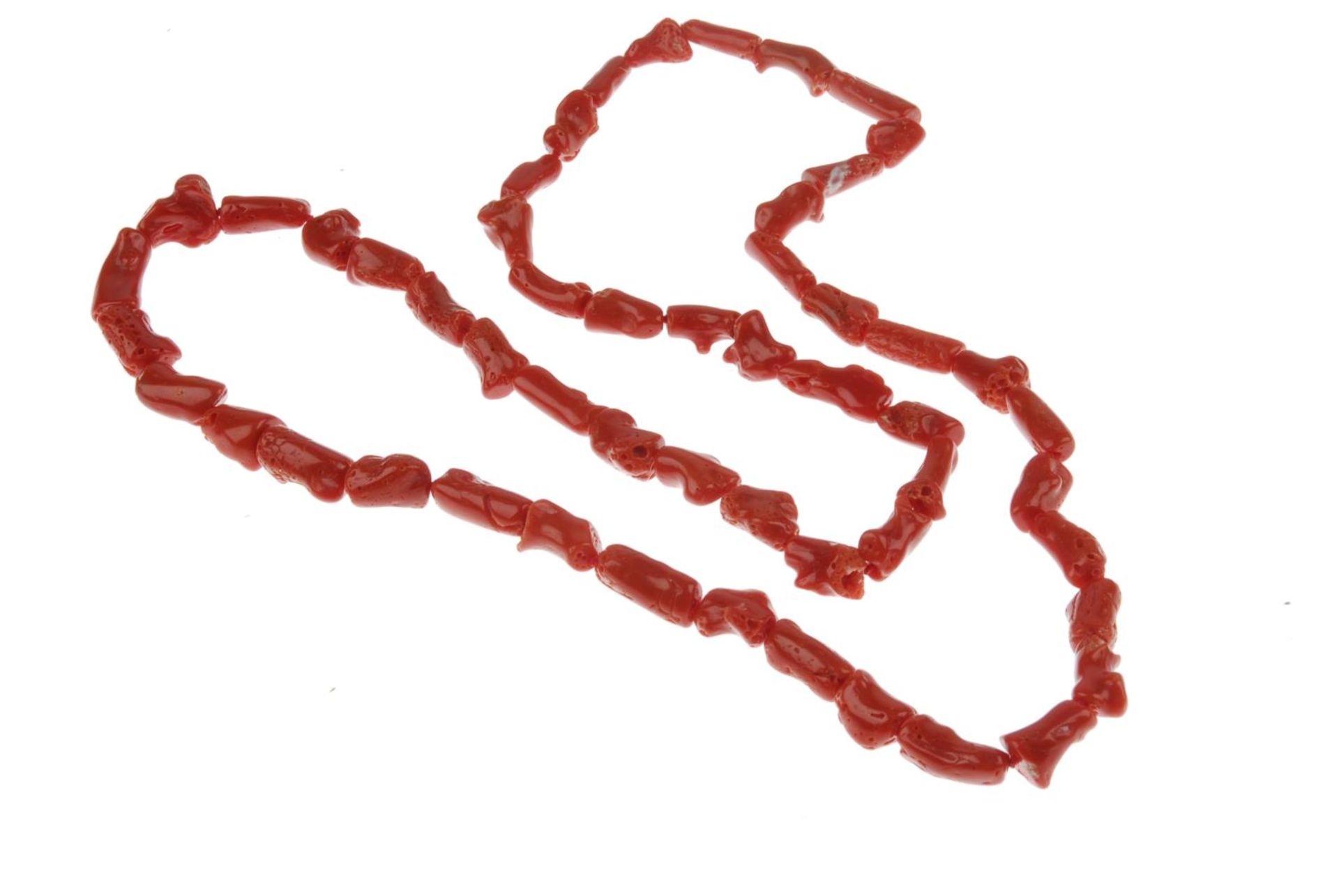 A coral necklace. - Image 2 of 2