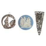 A selection of jewellery,