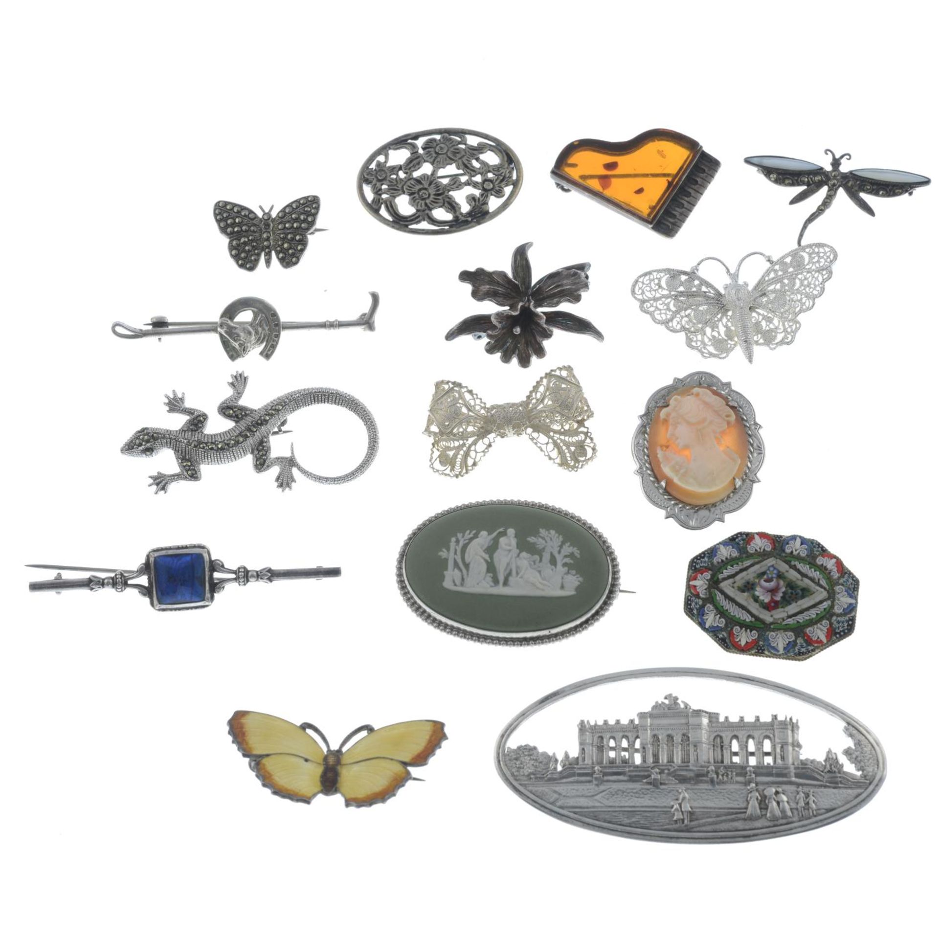 A selection of assorted brooches, - Bild 2 aus 2