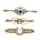 Early 20th century gold split pearl horseshoe brooch, length 4cms, 4.2gms.