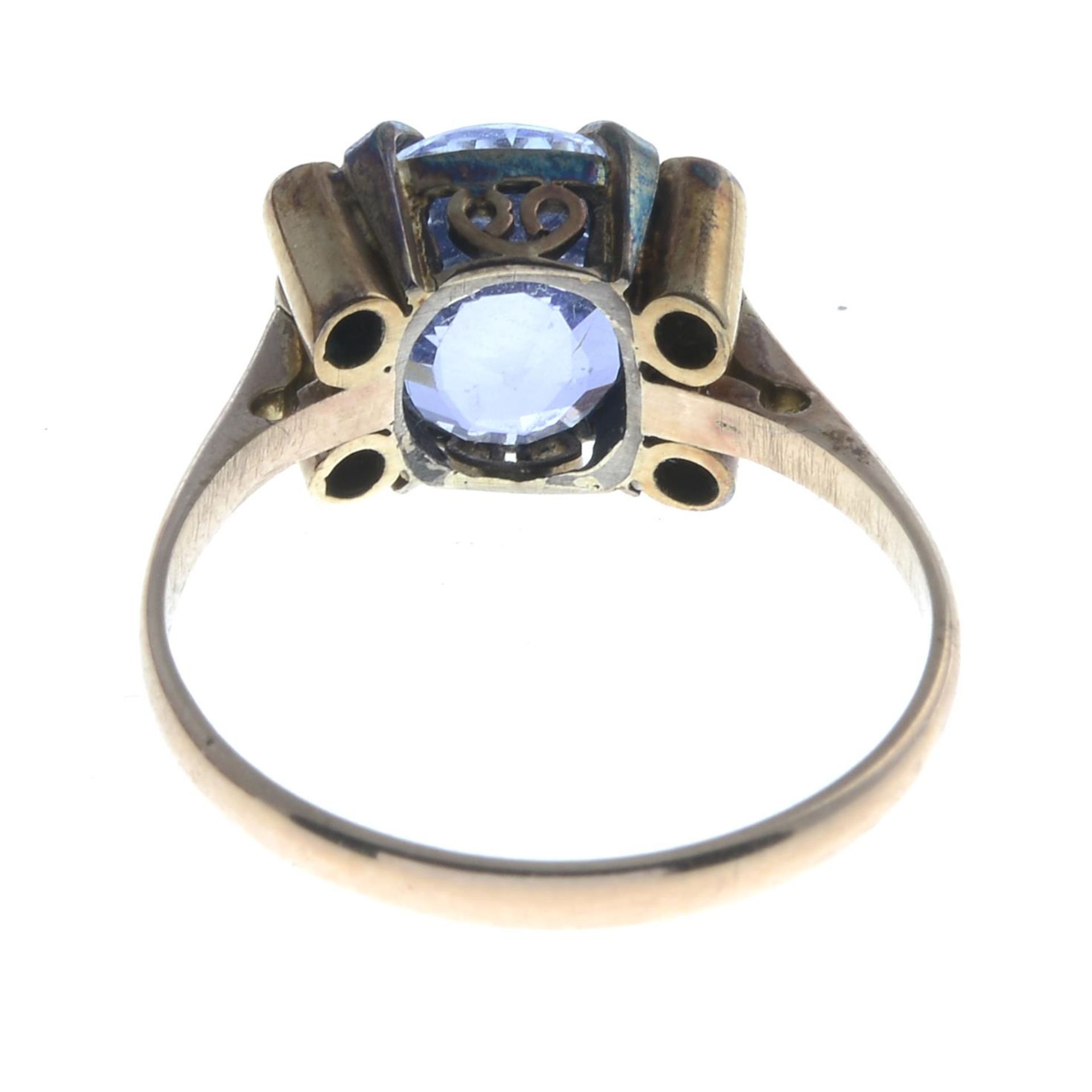 A sapphire and white sapphire dress ring.Principal sapphire calculated weight 3.25cts, - Bild 2 aus 3