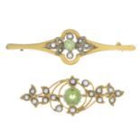 Early 20th century 15ct gold peridot and split pearl bar brooch,