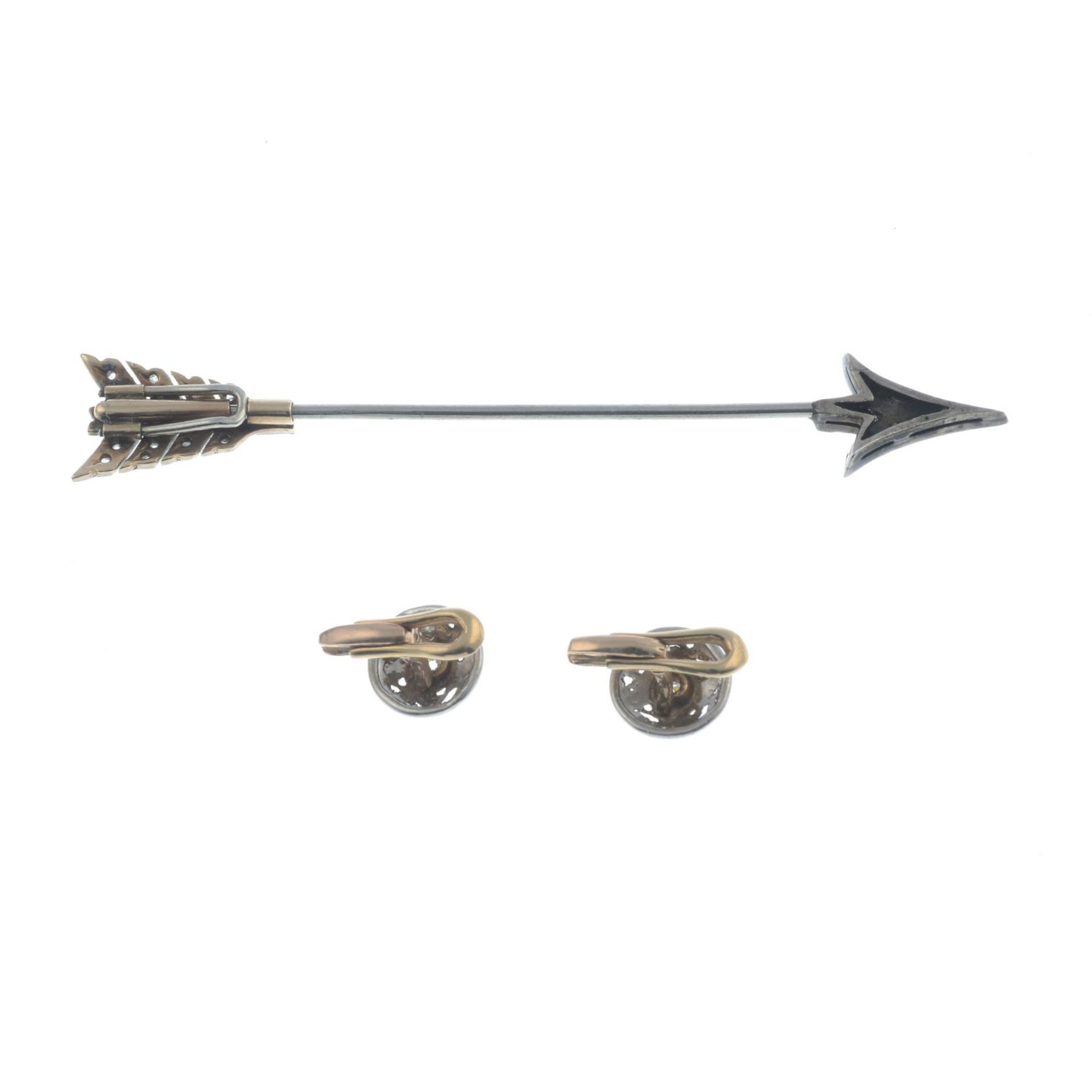 Early 20th century silver and gold diamond and paste jabot arrow pin, - Bild 3 aus 3