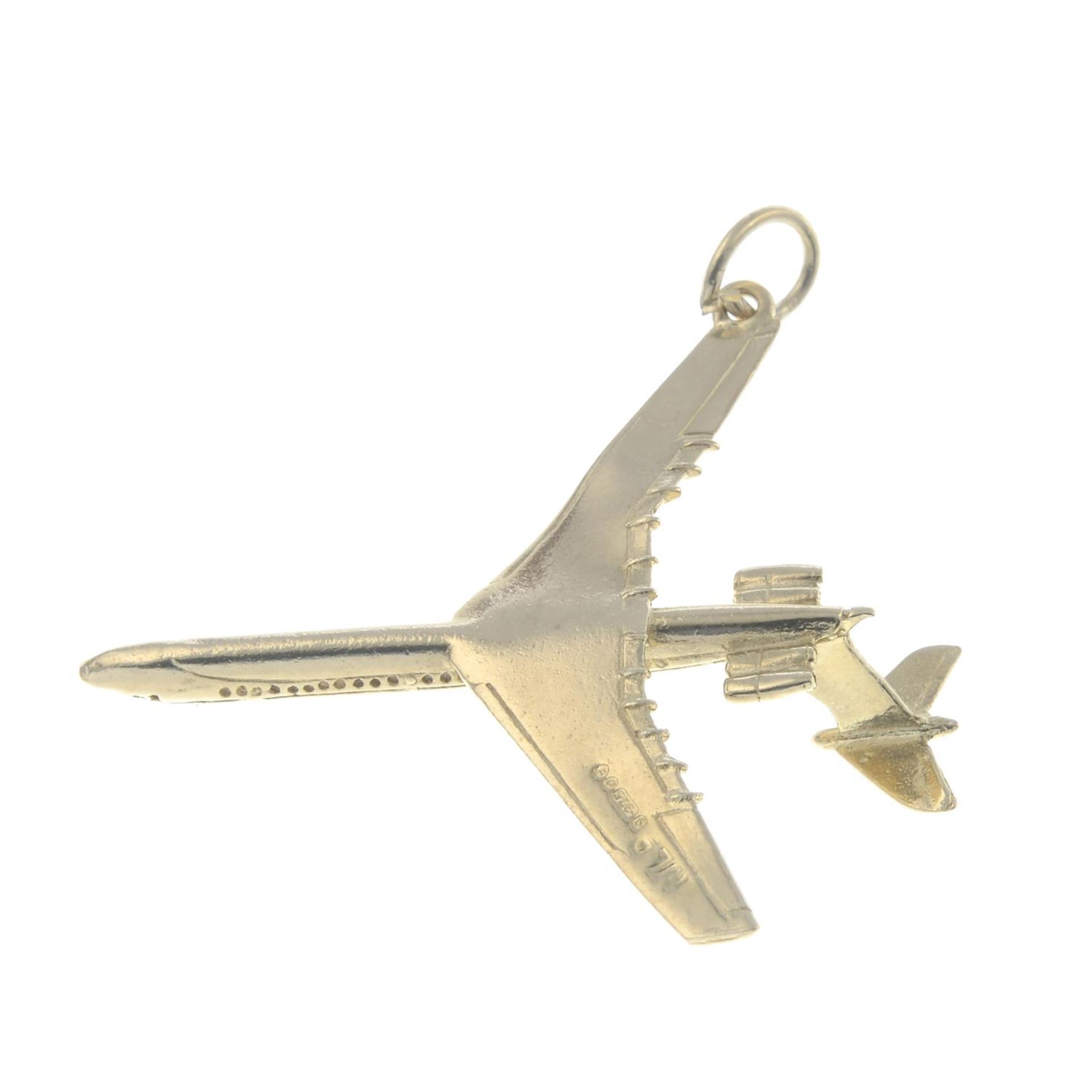 A 9ct gold aeroplane pendant.Hallmarks for 9ct gold. - Bild 2 aus 2