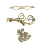 Cultured pearl foliate brooch, stamped 9ct, length 2.5cms, 2.1gms.