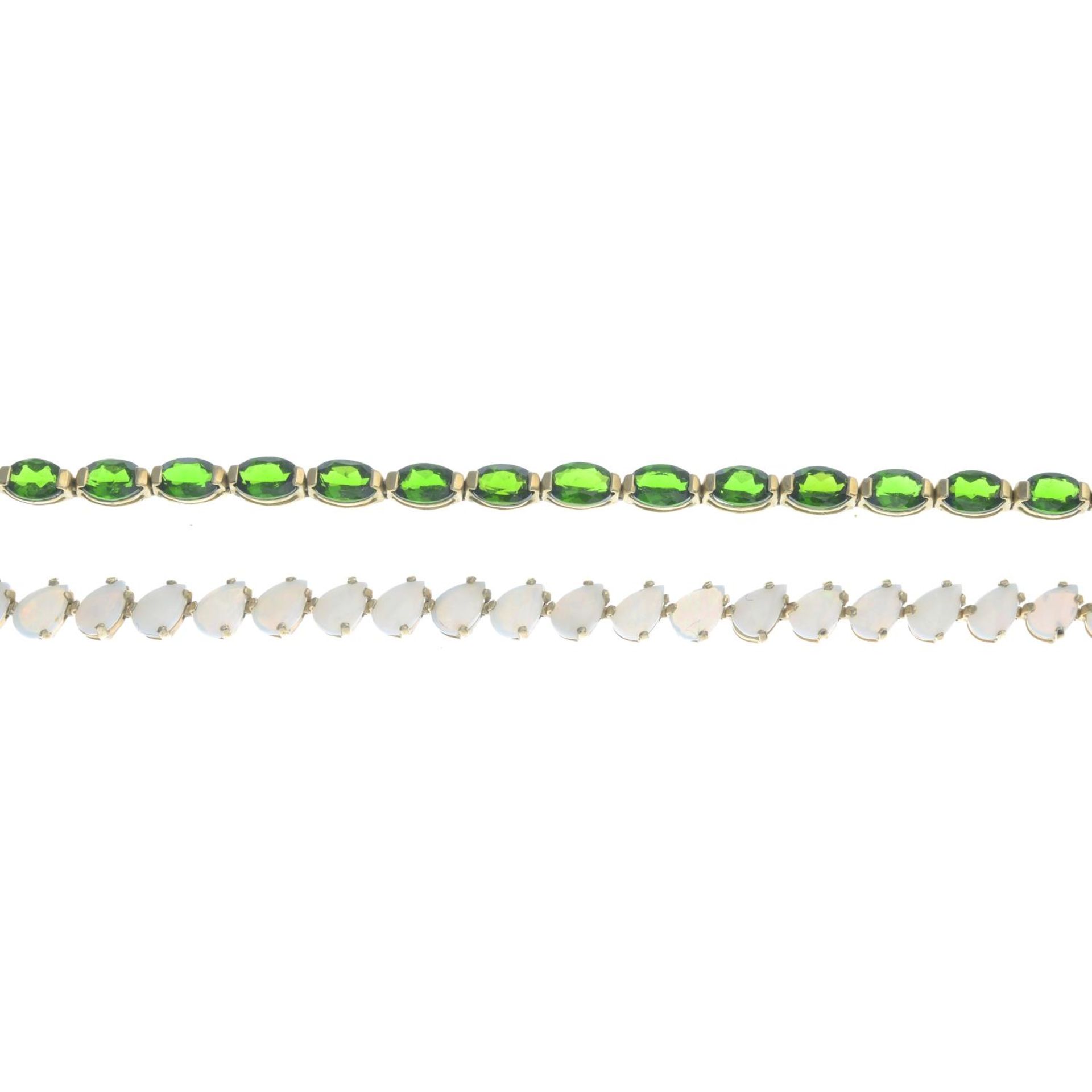 9ct gold diopside bracelet, hallmarks for 9ct gold, length 19.2cms.