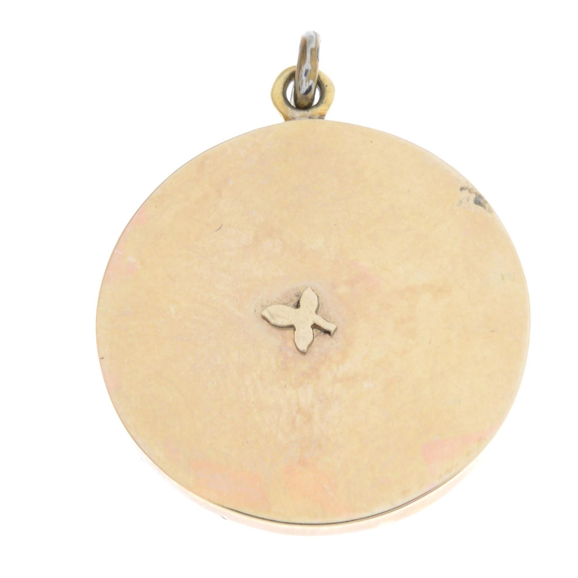 A reverse-carved and painted intaglio pointer dog pendant.Stamped 14K. - Image 2 of 2