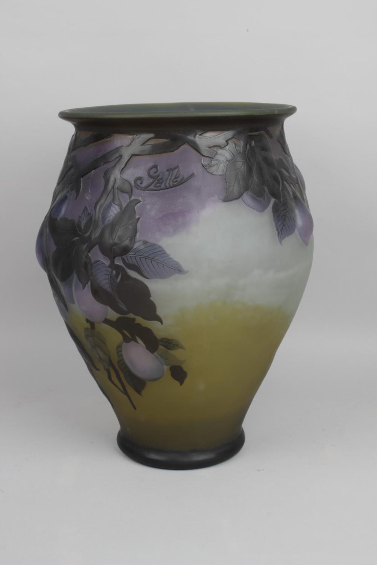 A reproduction Galle Art Nouveau style overlaid and cut glass vase, - Bild 2 aus 4