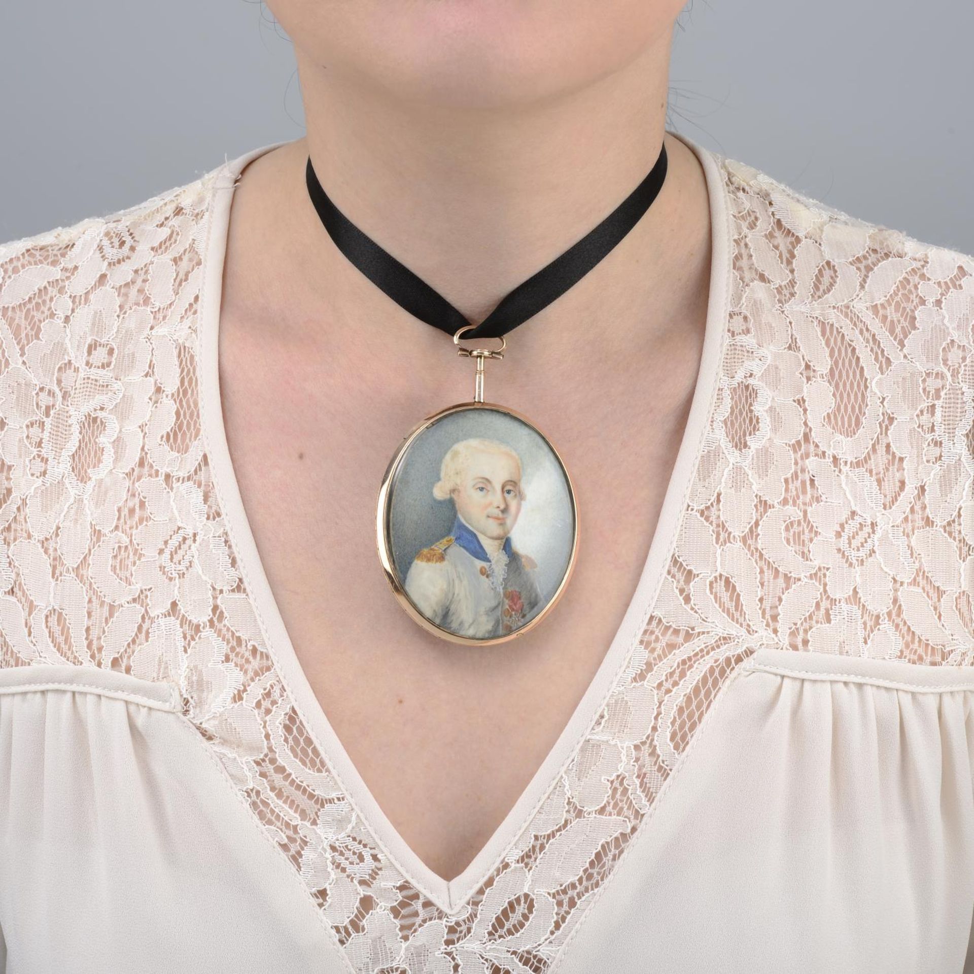 A late 18th century portrait miniature pendant, - Bild 3 aus 6