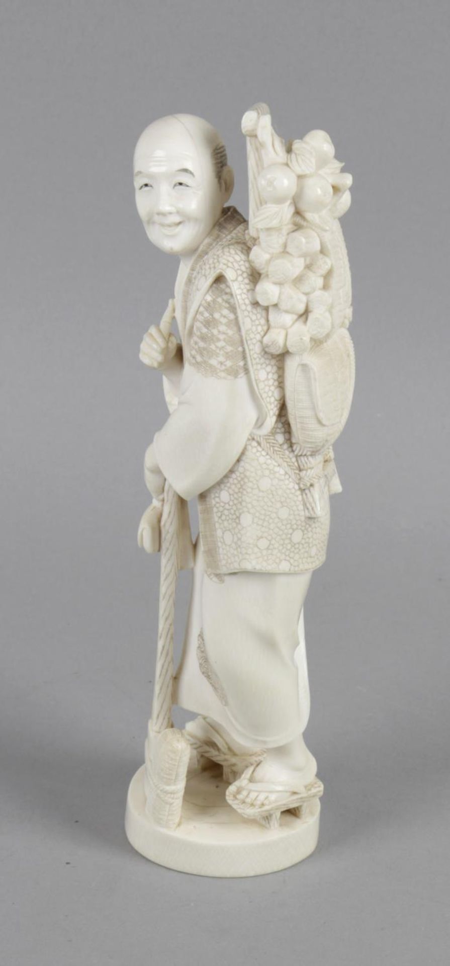 A late 19th century ivory okimono modelled as an elderly gentleman, - Bild 2 aus 3