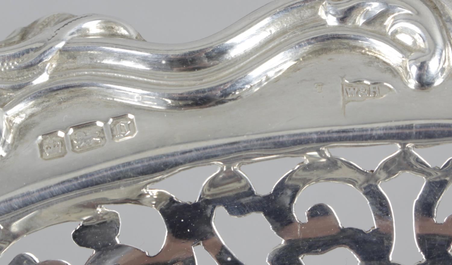 An Edwardian silver raised pierced bowl within an acanthus shaped rim and pierced floral decoration - Image 2 of 2