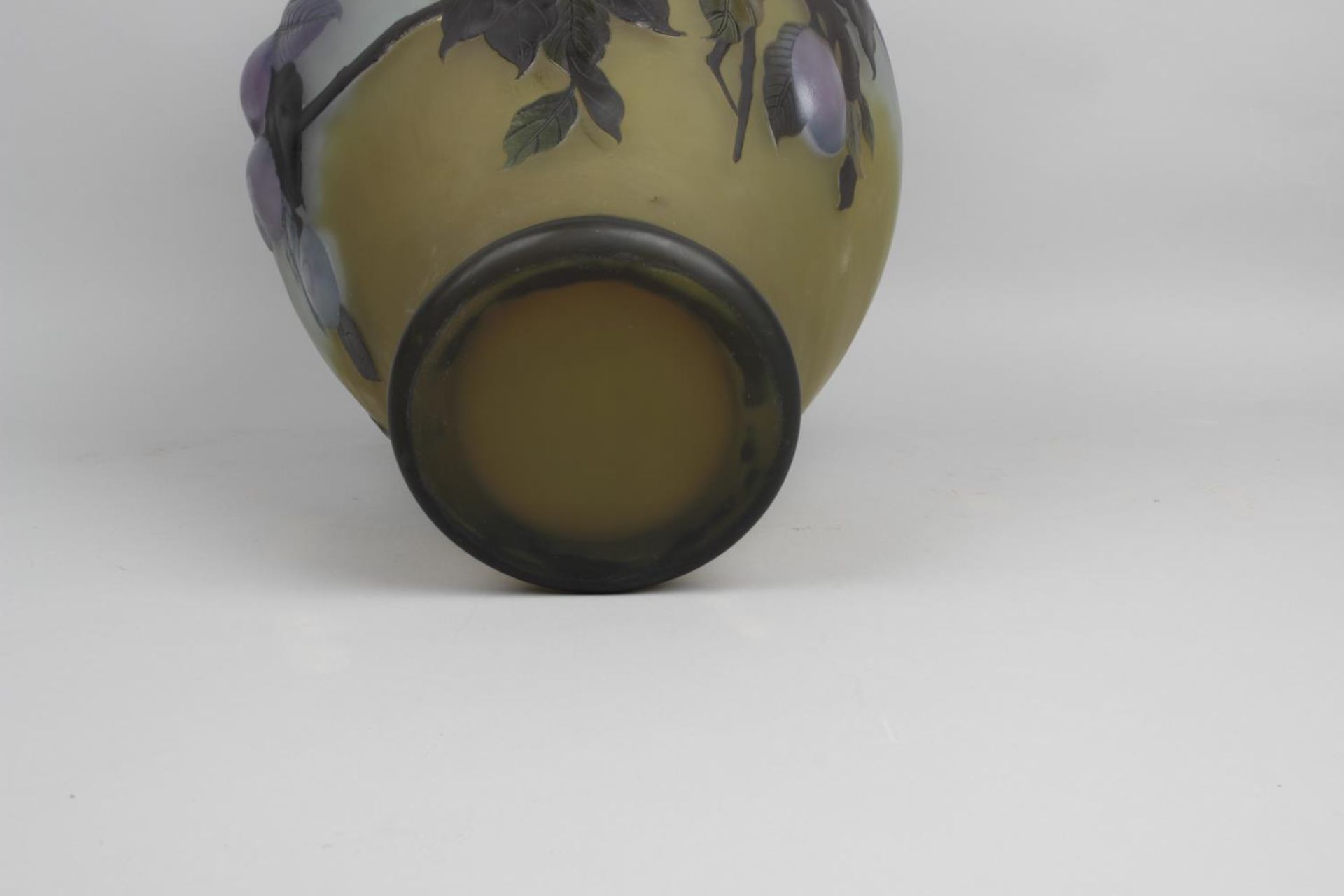 A reproduction Galle Art Nouveau style overlaid and cut glass vase, - Bild 4 aus 4
