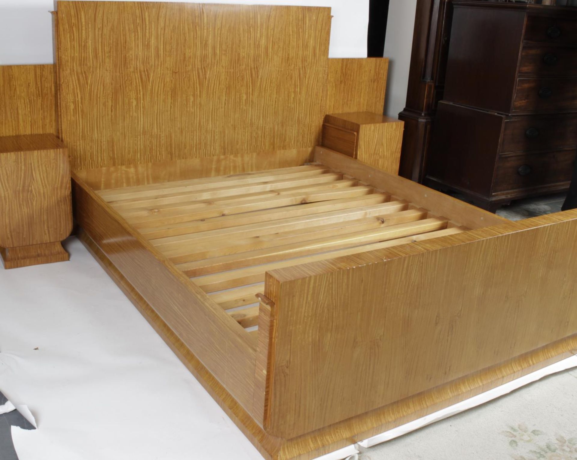 Elton John interest - an Art Deco style figured satinwood veneered double bed, - Bild 11 aus 13