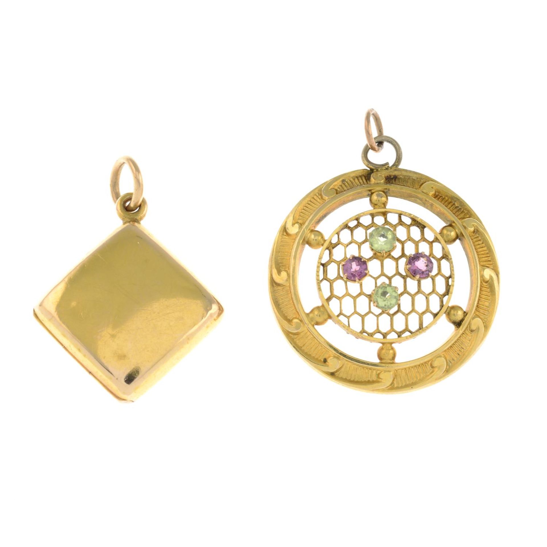 Edwardian 15ct gold locket, hallmarks for Birmingham, 1905, length 3cms, 4gms.