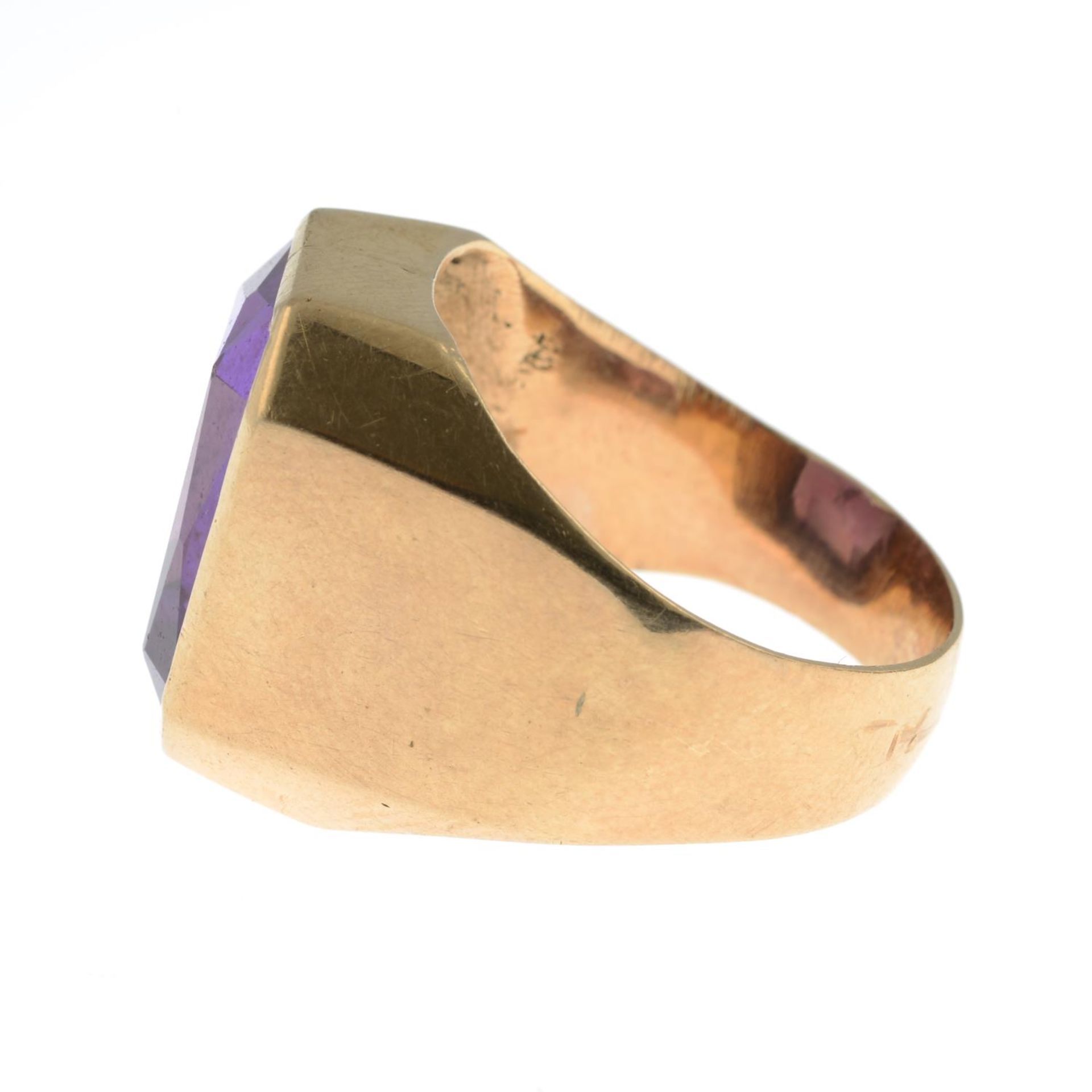 A synthetic colour-change sapphire signet ring.Ring size S, Total weight 12.3gms. - Bild 2 aus 3