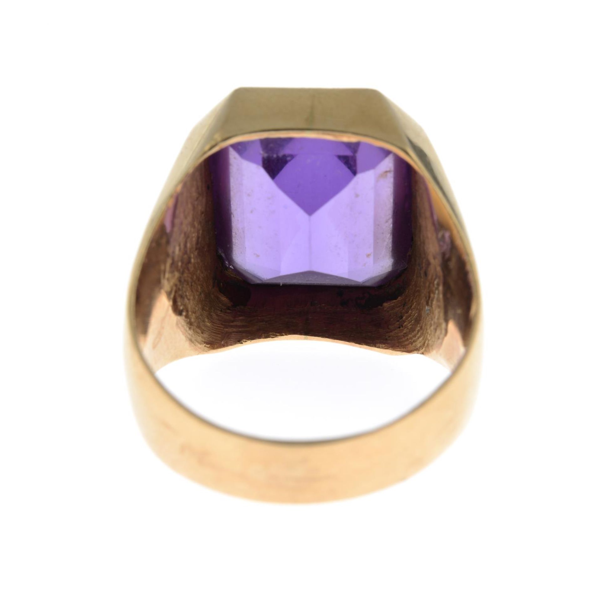 A synthetic colour-change sapphire signet ring.Ring size S, Total weight 12.3gms. - Bild 3 aus 3