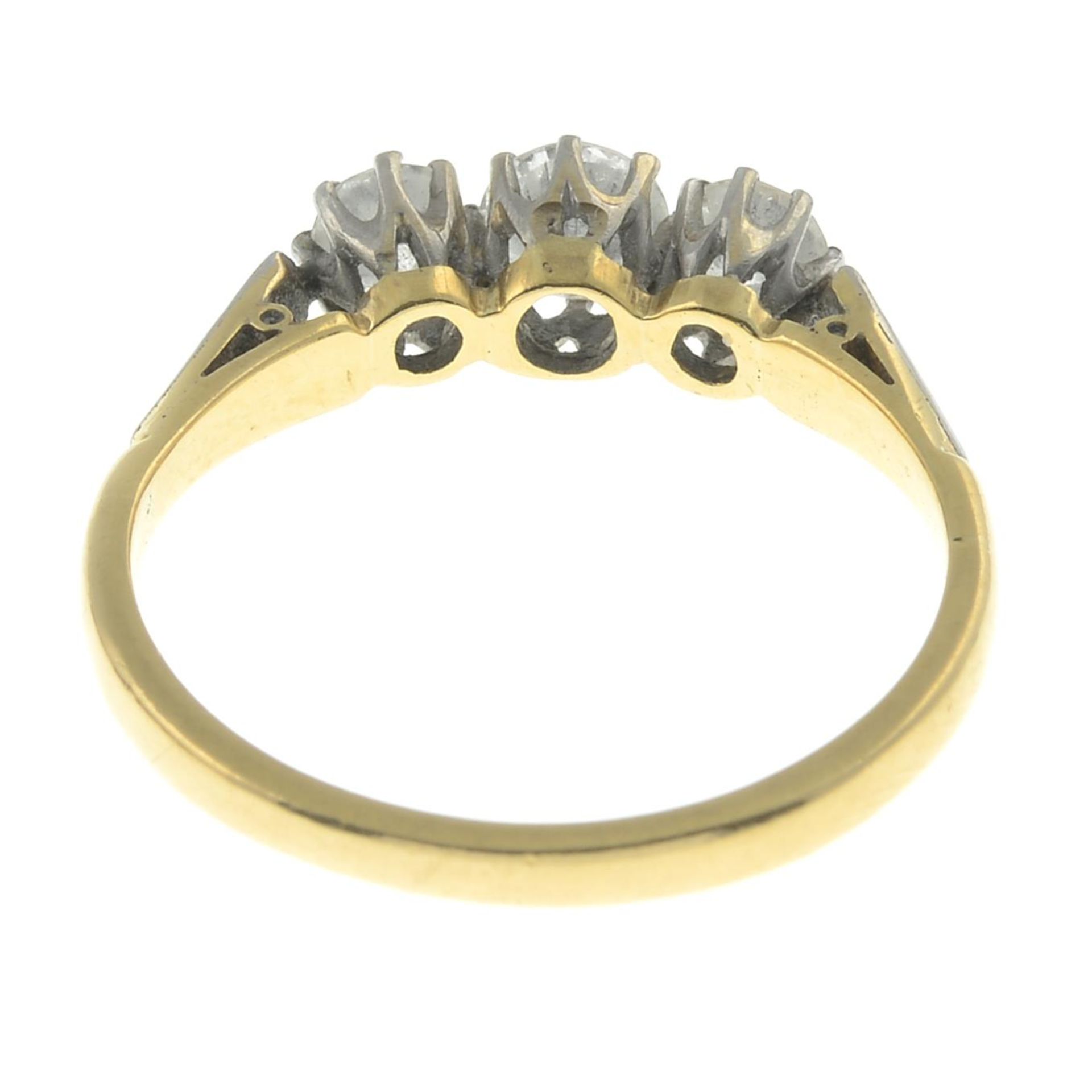 A mid 20th century 18ct gold and platinum brilliant-cut diamond three-stone ring.Estimated total - Bild 2 aus 3