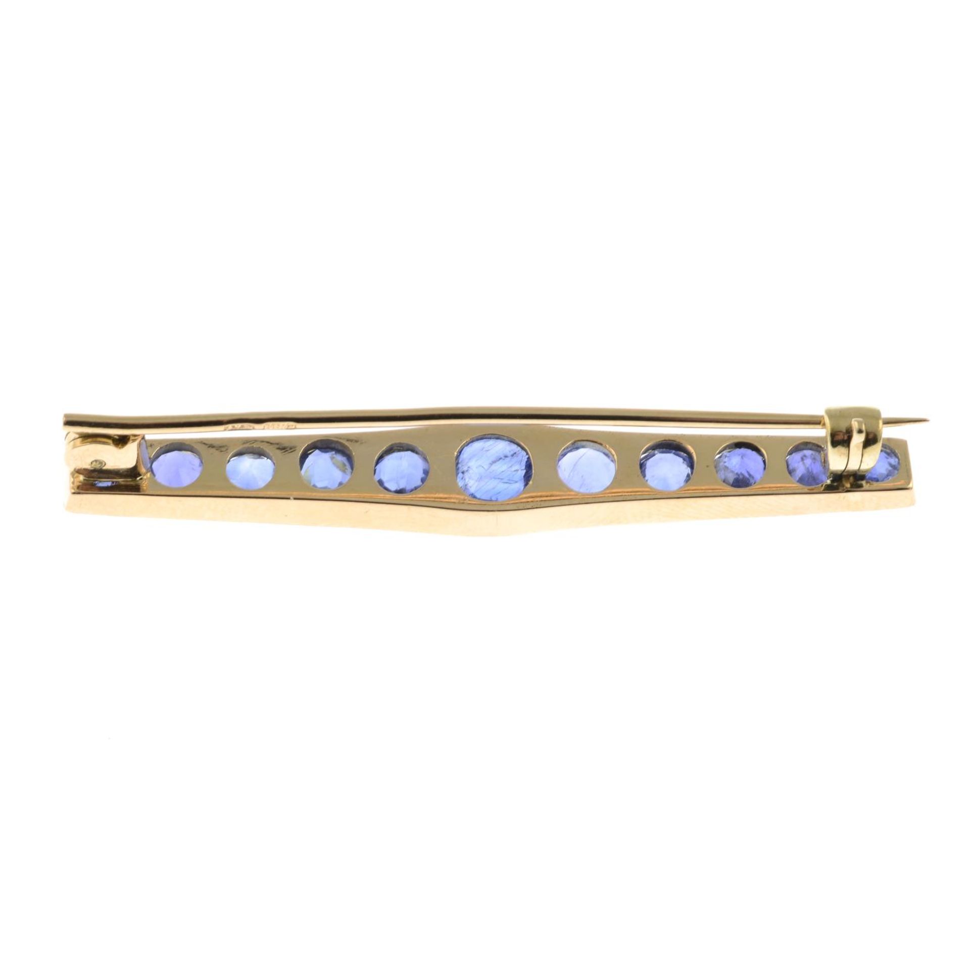 A mid 20th century gold sapphire bar brooch. - Bild 2 aus 2