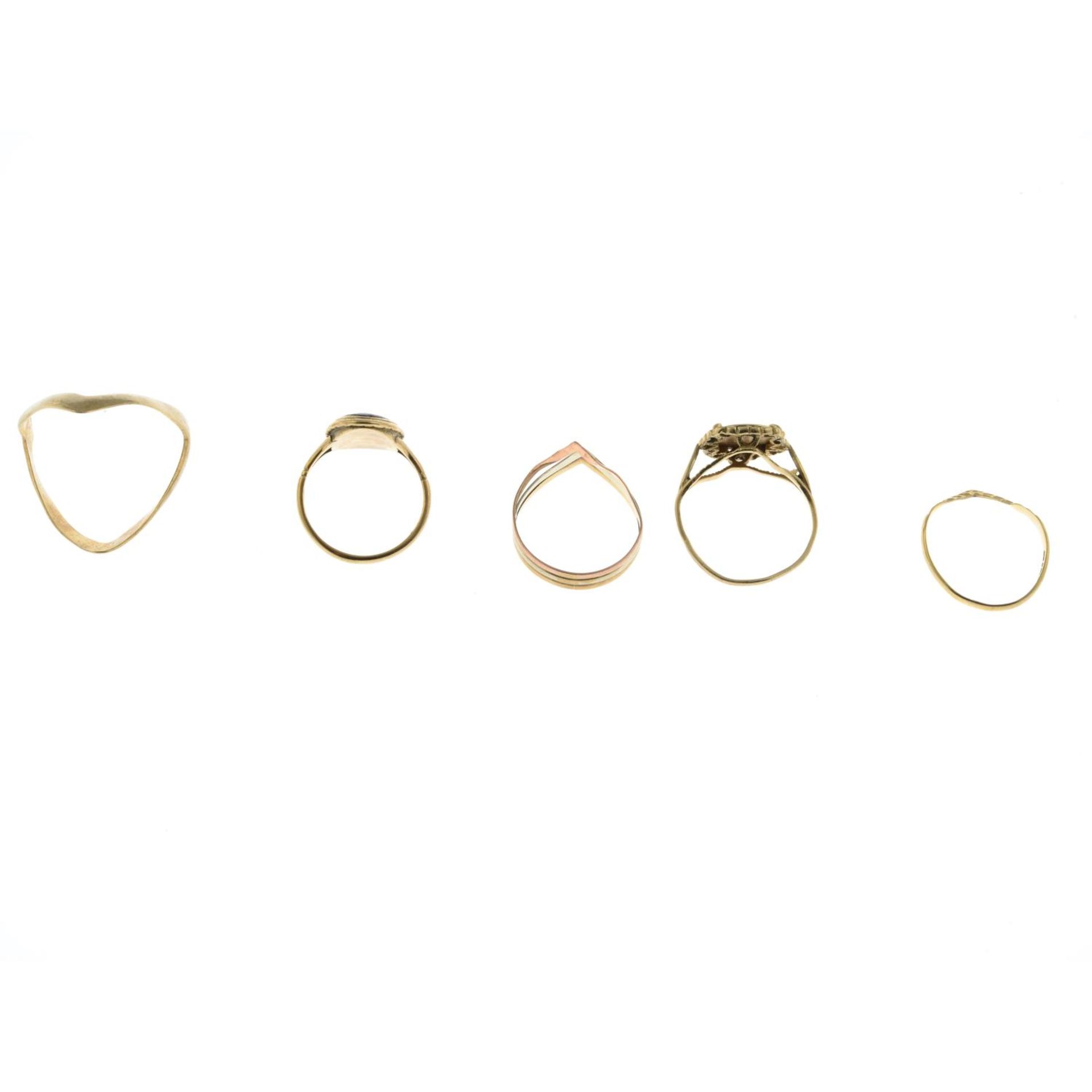Five 9ct gold rings, to include a Blue John ring.Hallmarks for 9ct gold. - Bild 2 aus 2