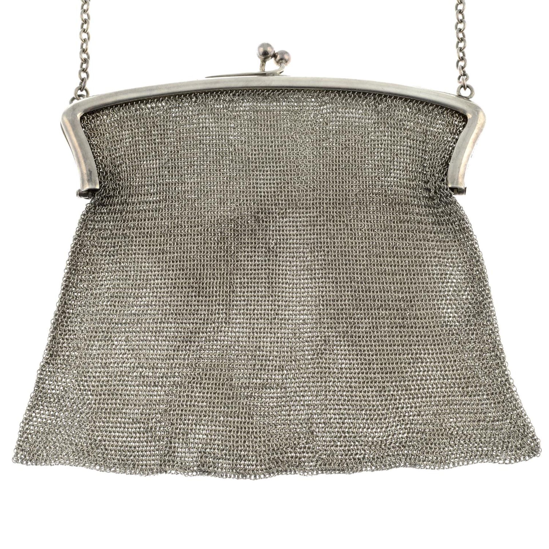 An early 20th century silver mesh purse.Hallmarks for Birmingham, 1915.