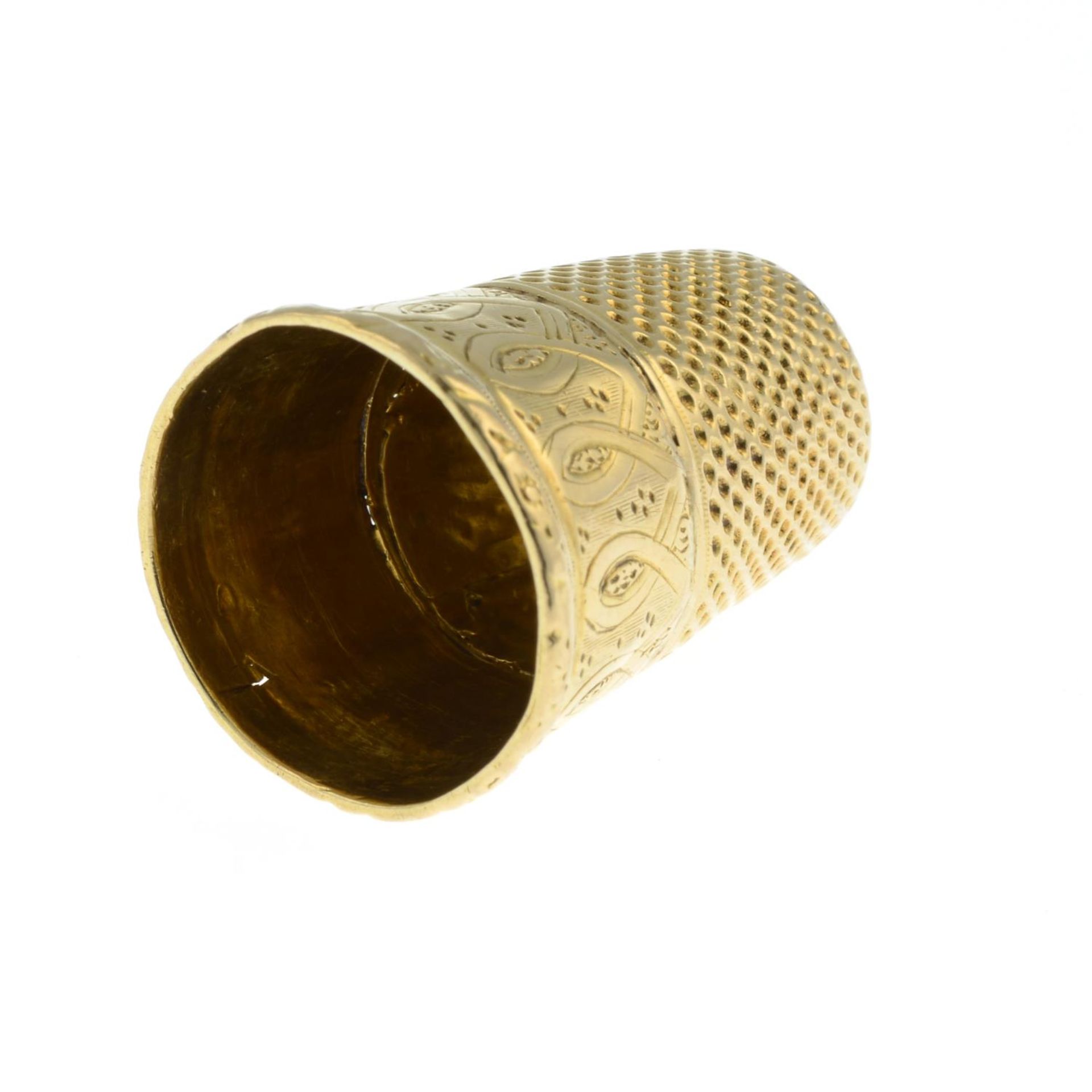 An early 20th century gold thimble.Length 2.5cms. - Bild 3 aus 3