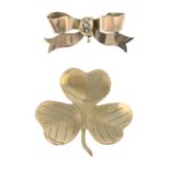 Early 20th century 9ct gold split pearl bow brooch,