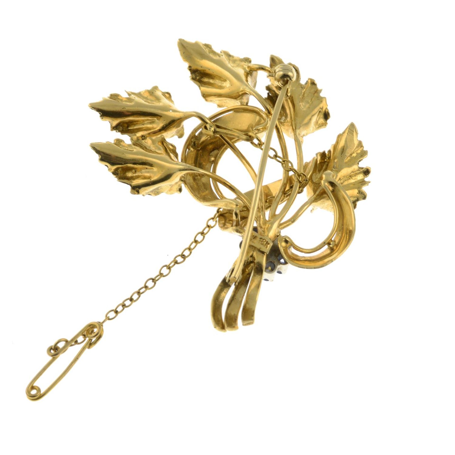 A 1960s 18ct gold floral spray brooch, with cultured pearl and sapphire cluster highlight. - Bild 2 aus 2