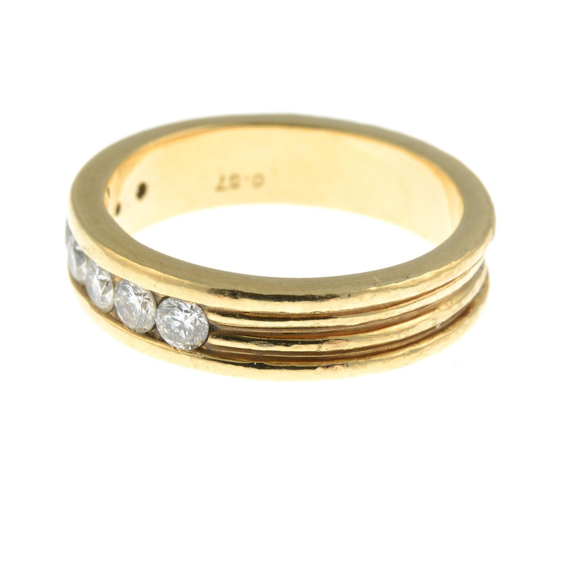 A brilliant-cut diamond seven-stone band ring. - Bild 2 aus 3