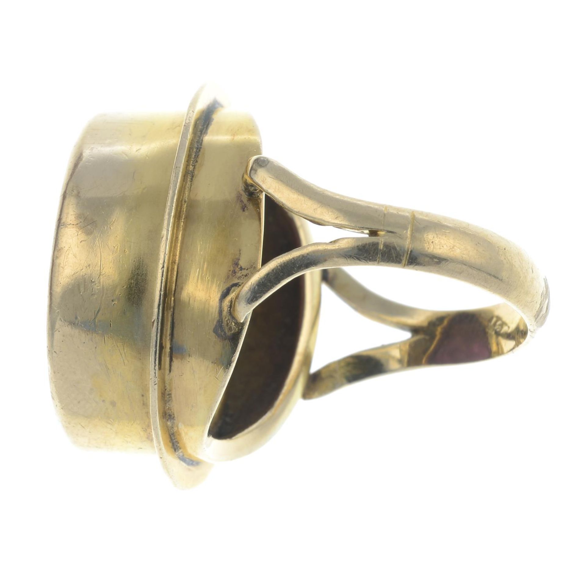 A gentleman's purple paste intaglio signet ring.Band replacement stamped 9ct.Ring size P. - Image 3 of 3