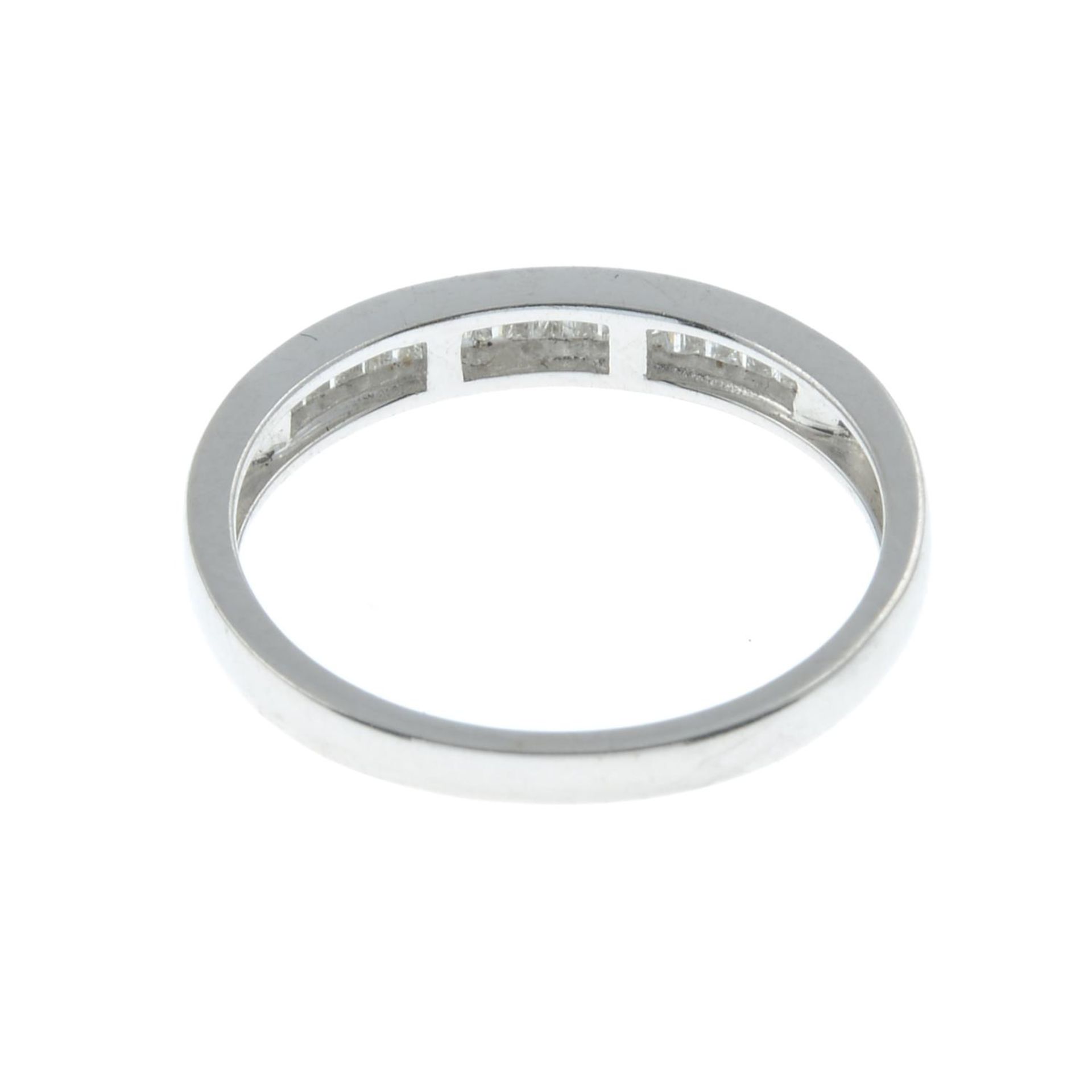 A diamond half eternity ring.Total diamond weight 0.25ct, stamped to band. - Bild 2 aus 2