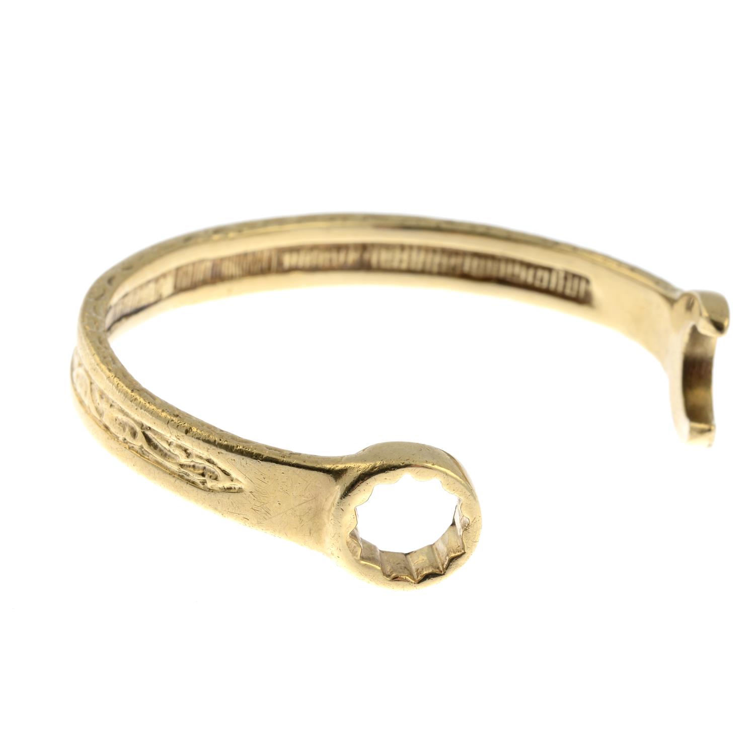 A 9ct gold cuff, depicting a textured spanner. - Image 3 of 3