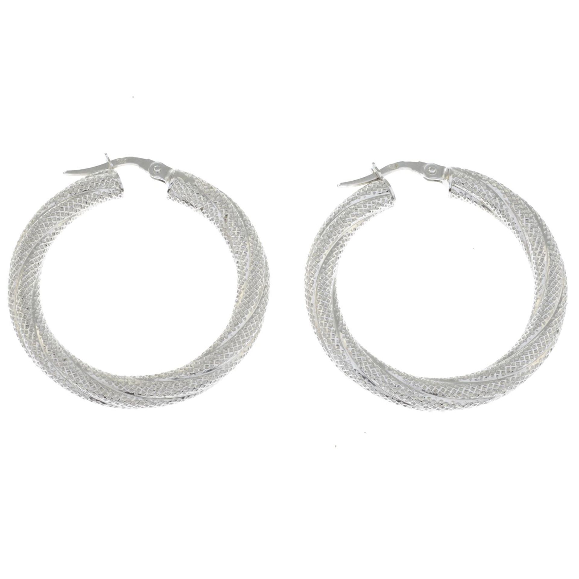 A pair of 9ct gold textured hoop earrings.Hallmarks for 9ct gold. - Bild 2 aus 2
