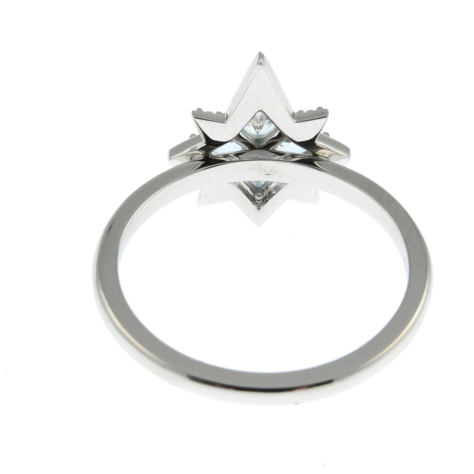 A blue topaz and white gem dress ring.Stamped G14K. - Bild 2 aus 3