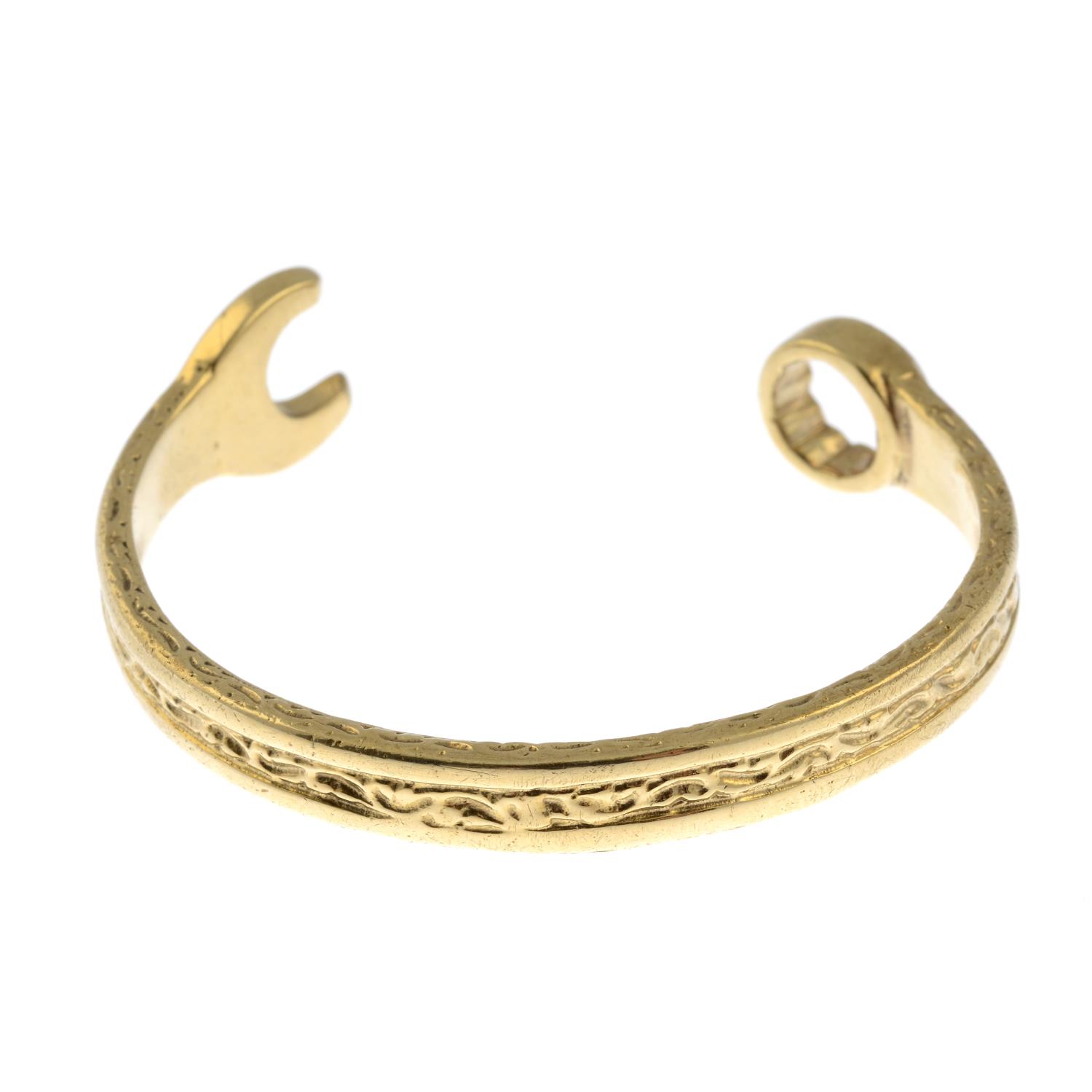 A 9ct gold cuff, depicting a textured spanner. - Image 2 of 3