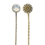 Early 20th century 15ct gold sapphire ribbon stickpin,