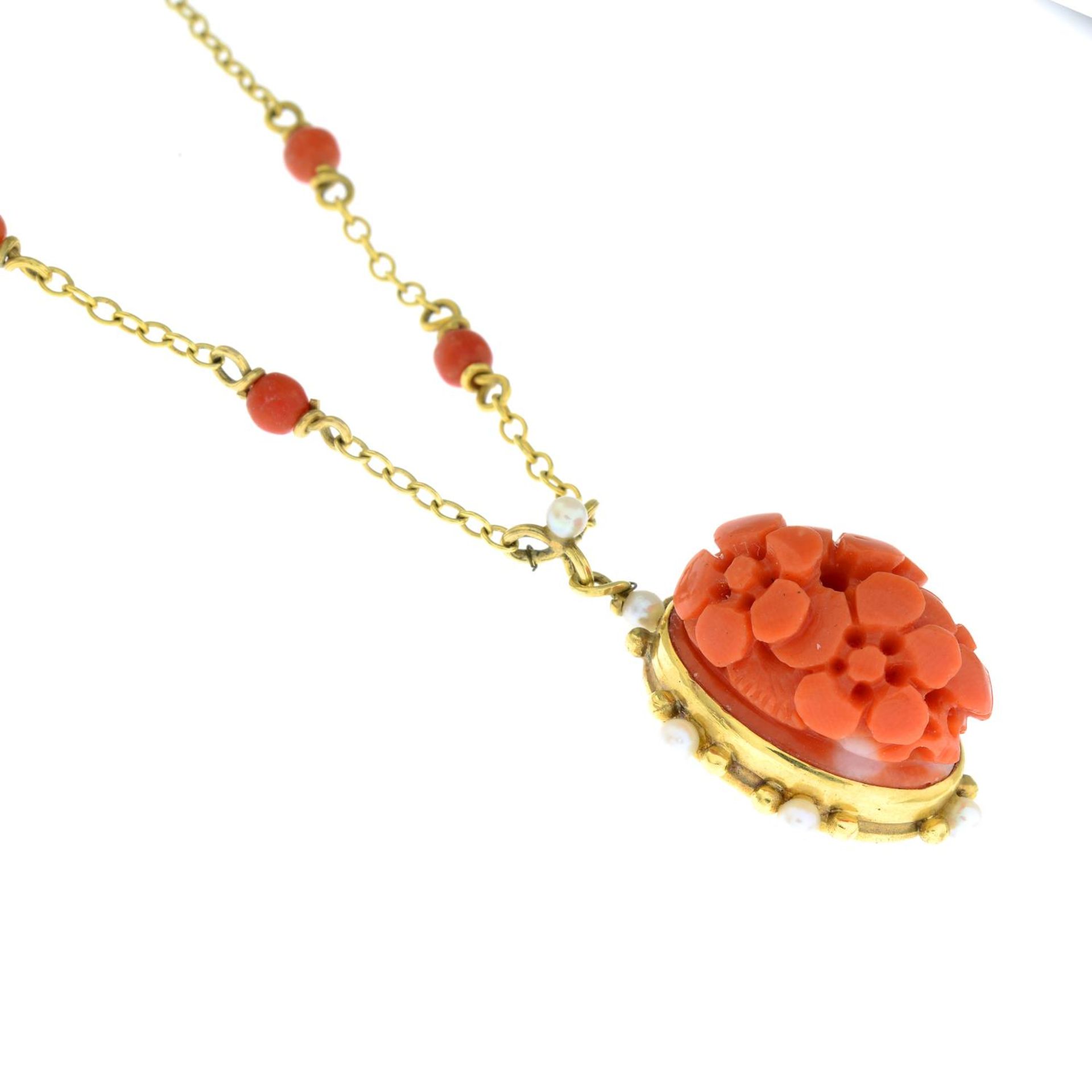 A 1970s 9ct gold coral and seed pearl necklace, by Deakin & Francis. - Bild 2 aus 3