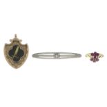 Diamond bar brooch, stamped 14K, length 5.5cms, 3.8gms.