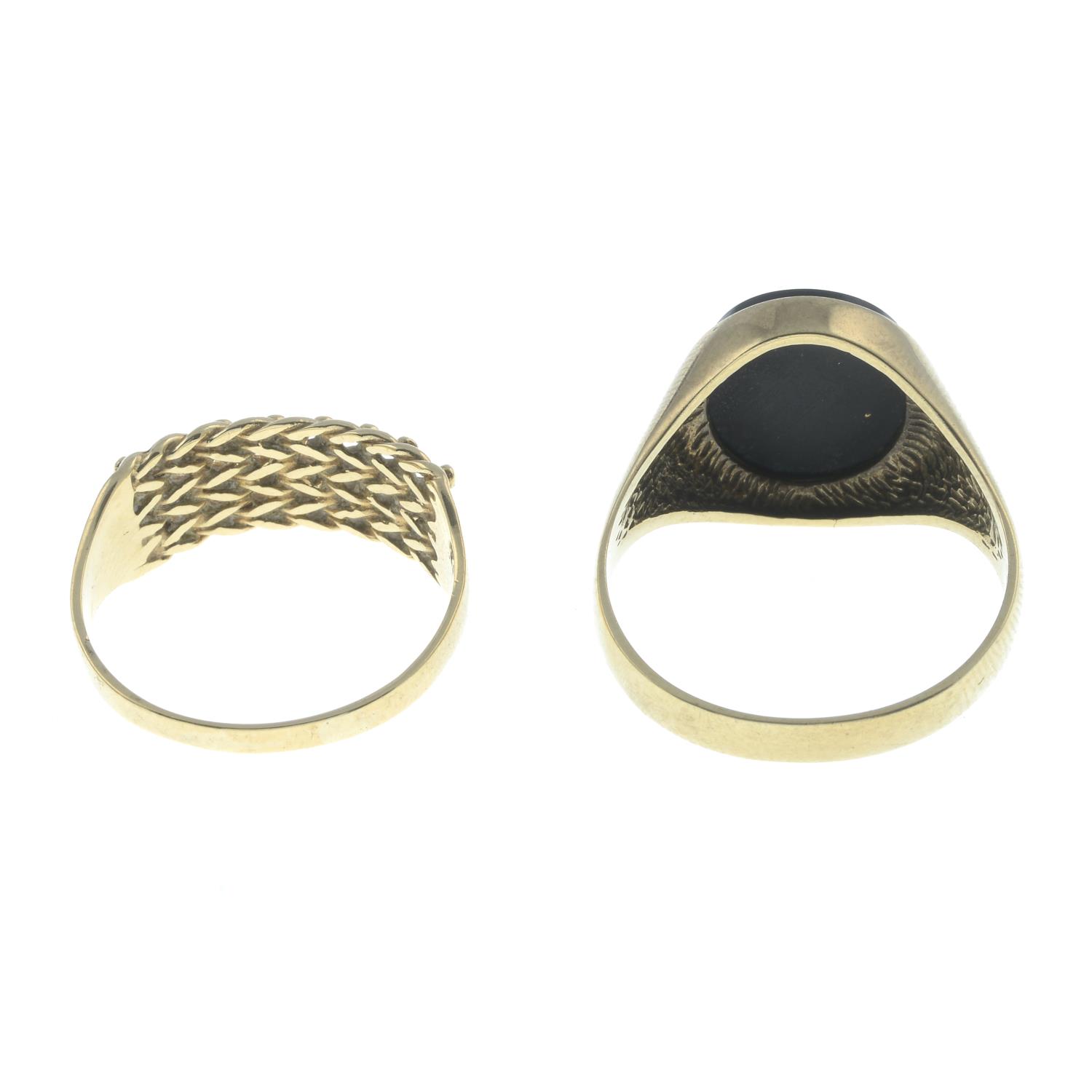 9ct gold onyx signet ring, hallmarks for 9ct gold, ring size V, 4.7gms. - Bild 2 aus 2