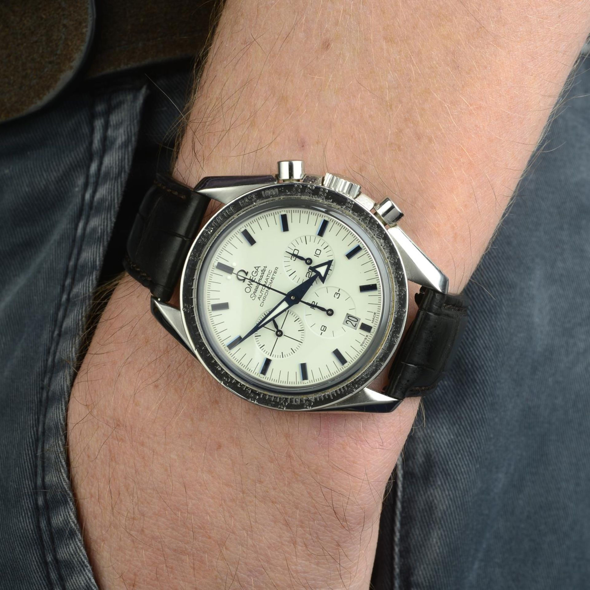 OMEGA - a gentleman's Speedmaster Broad Arrow chronograph wrist watch. - Bild 3 aus 5