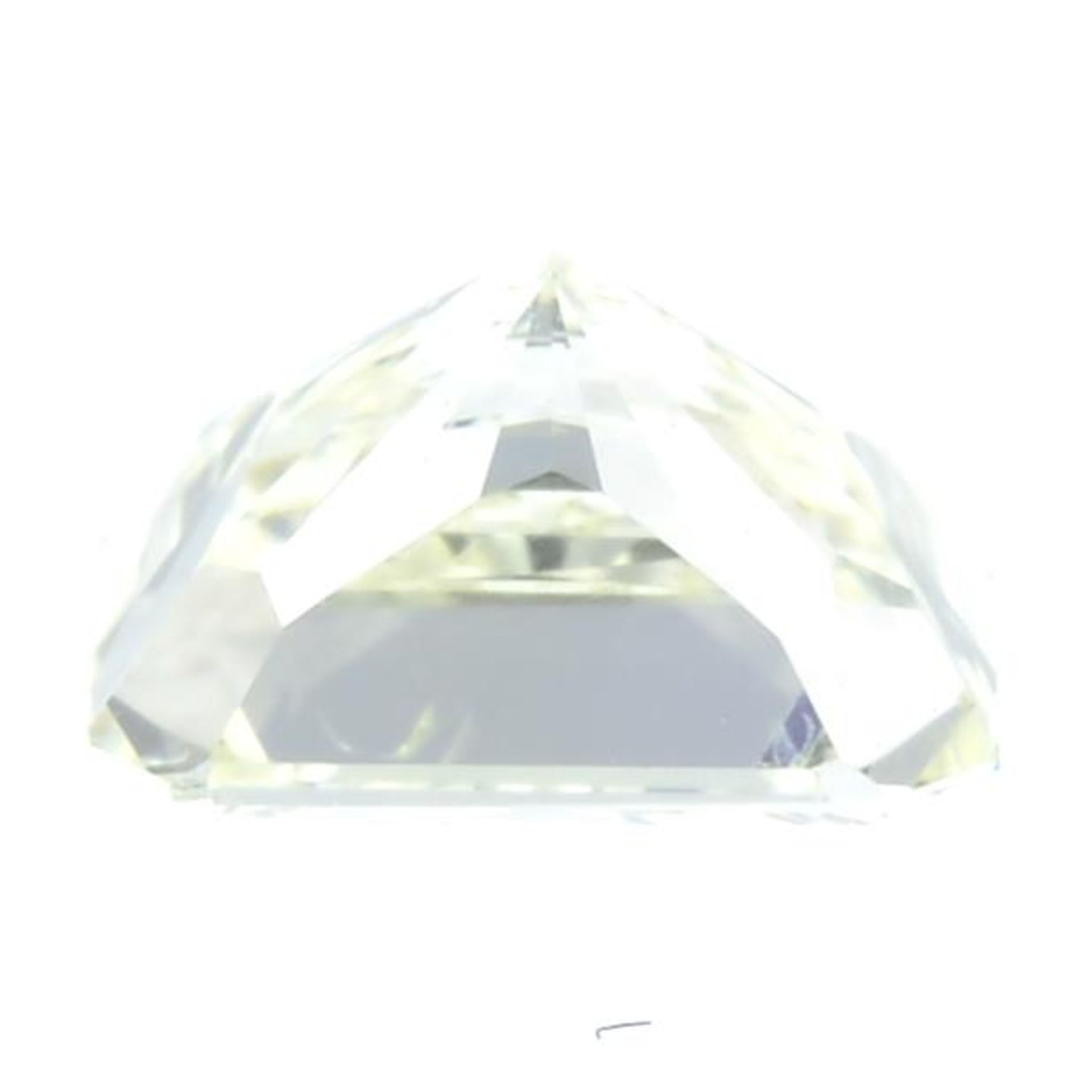 A rectangular-shape 'Light Yellow' diamond. - Bild 2 aus 2