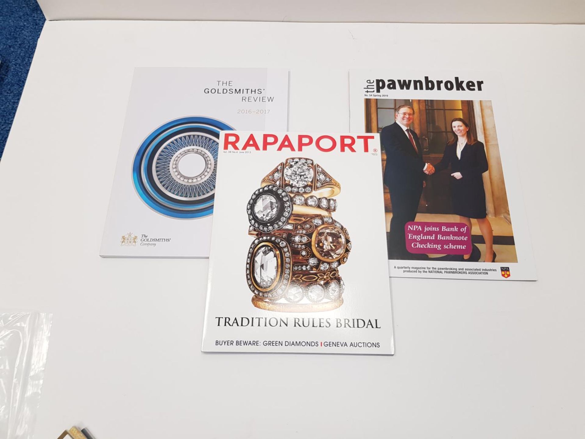 A set of Gem-A notes, 'The Jeweller' magazines, and further magazines. - Bild 3 aus 5