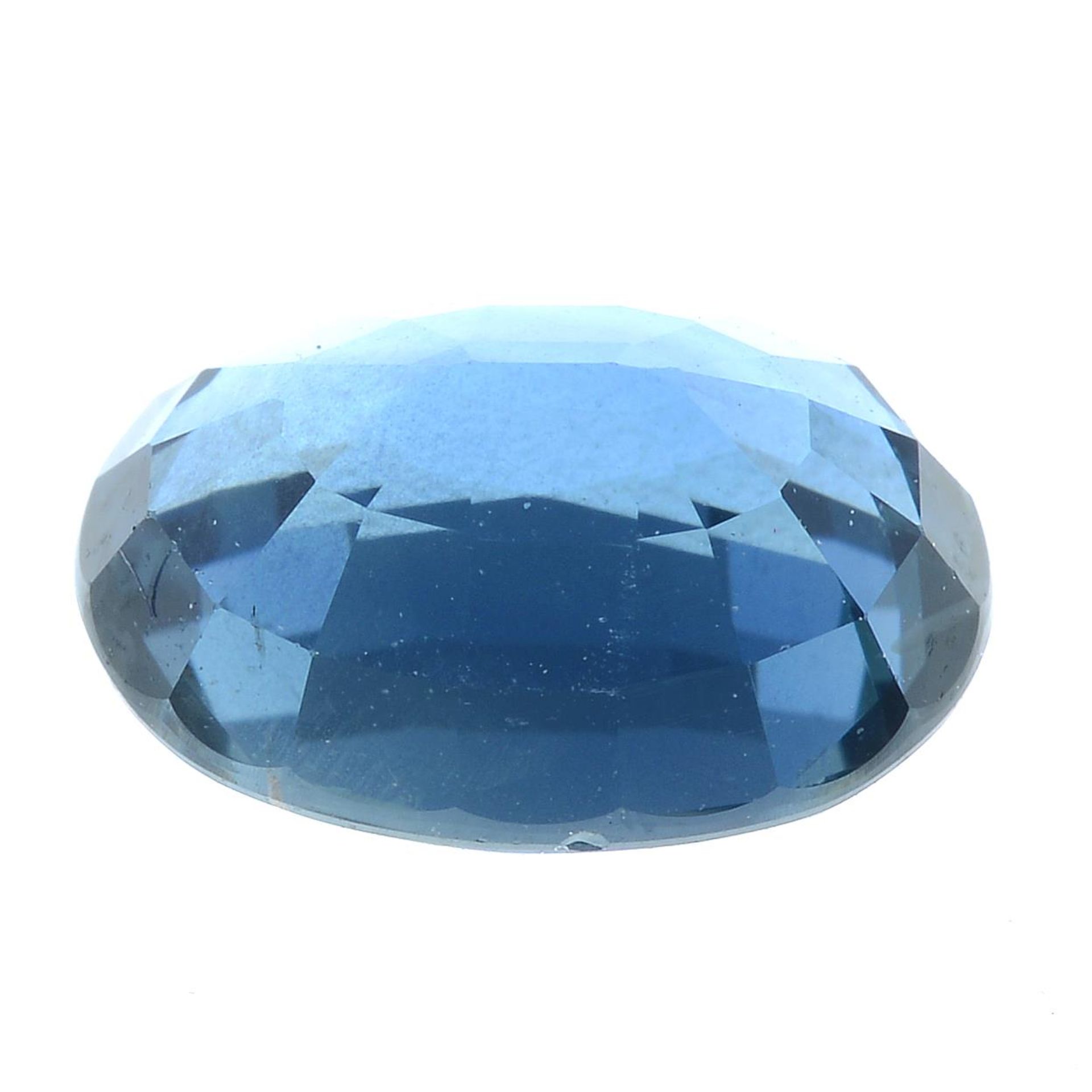 An oval-shape sapphire. - Bild 2 aus 4