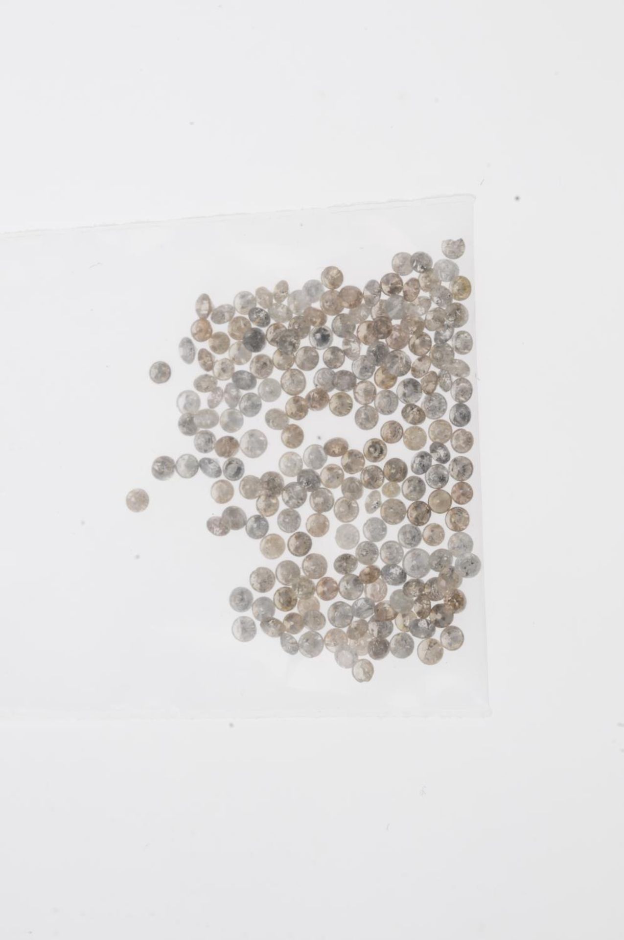 A small selection of round brilliant-cut diamonds and 'brown' melee diamonds. - Bild 2 aus 2