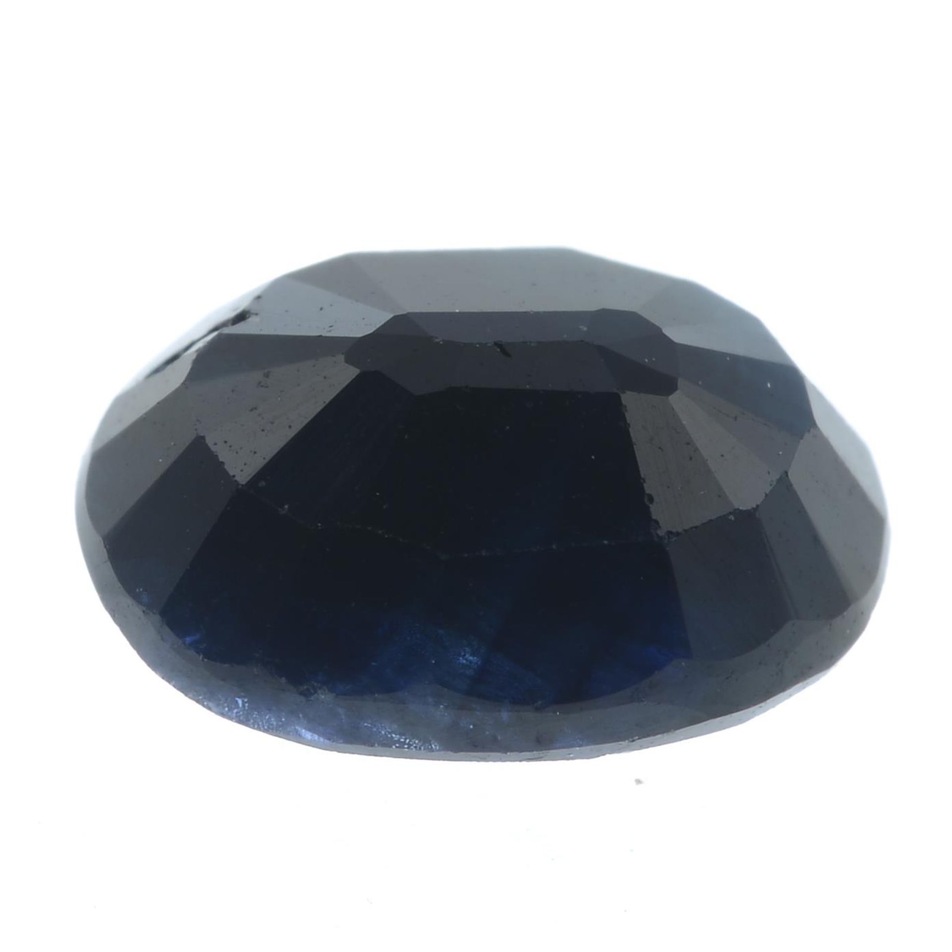 An oval-shape Thai sapphire. - Bild 2 aus 4