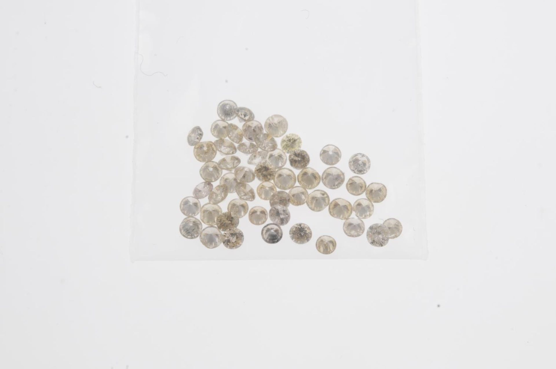 A small selection of round brilliant-cut diamonds and 'yellow' diamonds. - Bild 2 aus 2