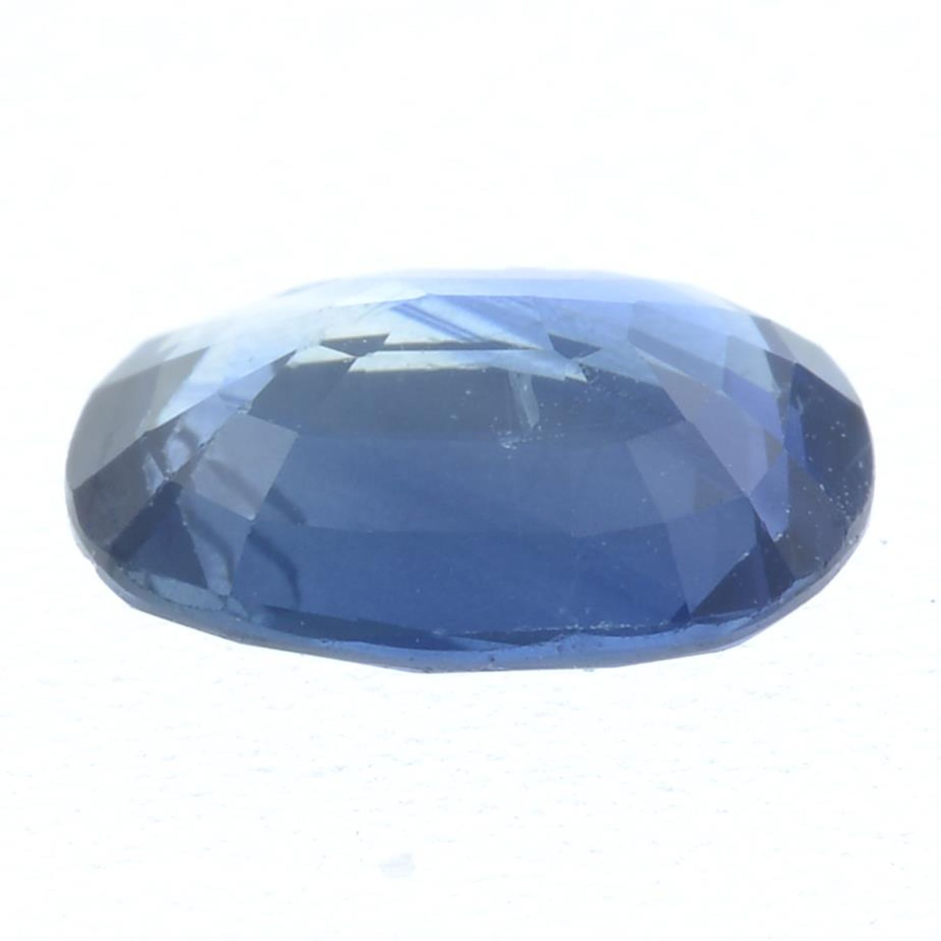 An oval-shape Thai sapphire. - Bild 2 aus 4