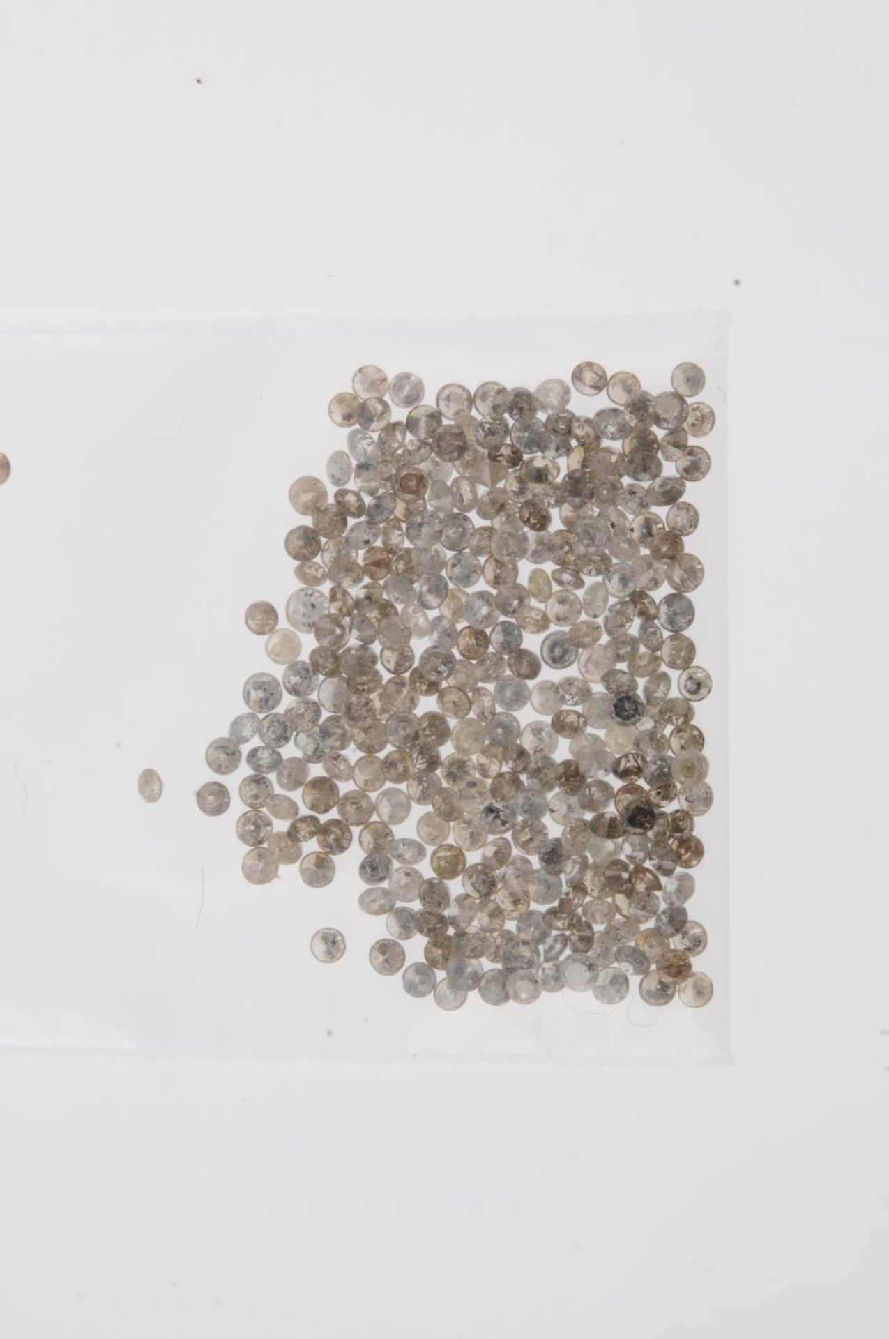 A small selection of round brilliant-cut diamonds and 'brown' melee diamonds. - Bild 2 aus 2